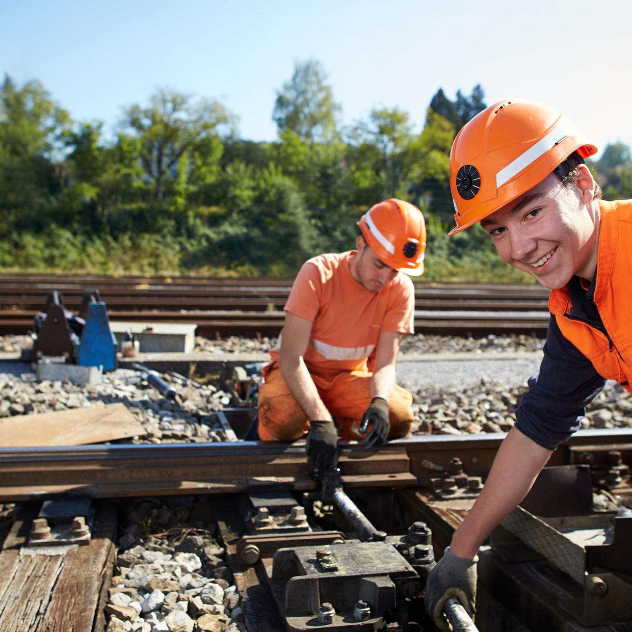 Zwei Gleisarbeiter der SBB in oranger Arbeitsmontur